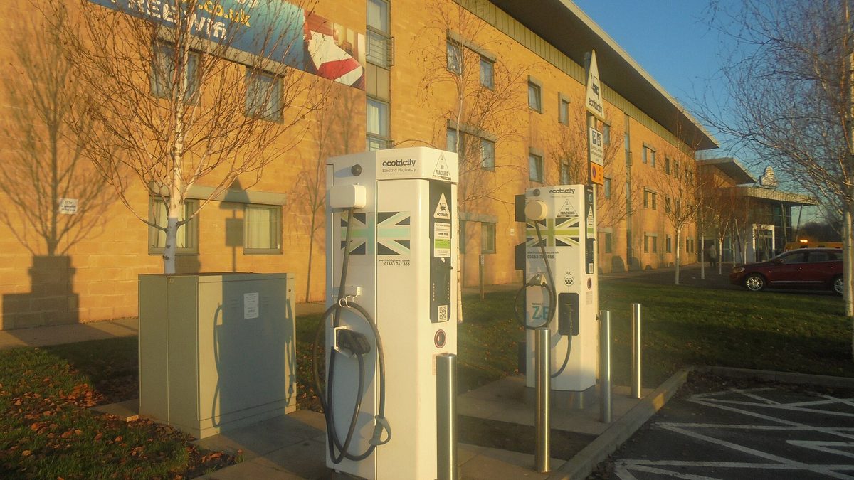 Carregadores de carro elétrico em uma área de serviço